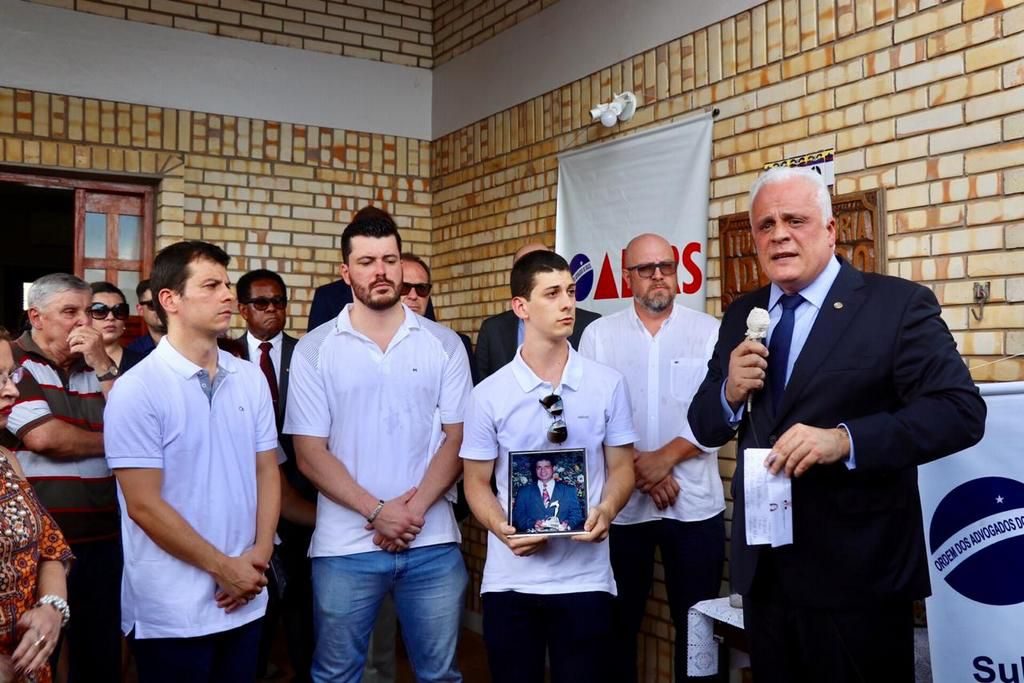 Breier comanda ato de desagravo a advogado assassinado em Taquari