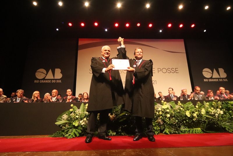 O Presidente da ASABB Luiz Roberto Ferreira Vaz participa da Sessão Solene de posse da Diretora da OAB RS