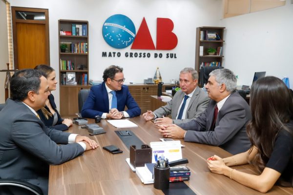 Diretorias da OAB/MS e CAAMS recebem Presidente da Associação dos Advogados do Banco do Brasil Luiz Roberto Ferreira Vaz