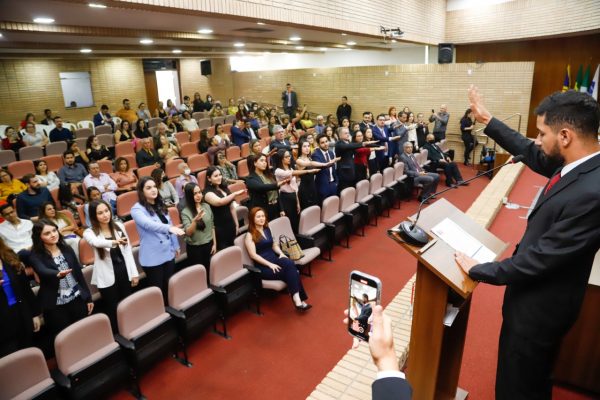 No Mês da Advocacia, Diretoria recebe 28 advogados e 4 estagiárias nos quadros da instituição