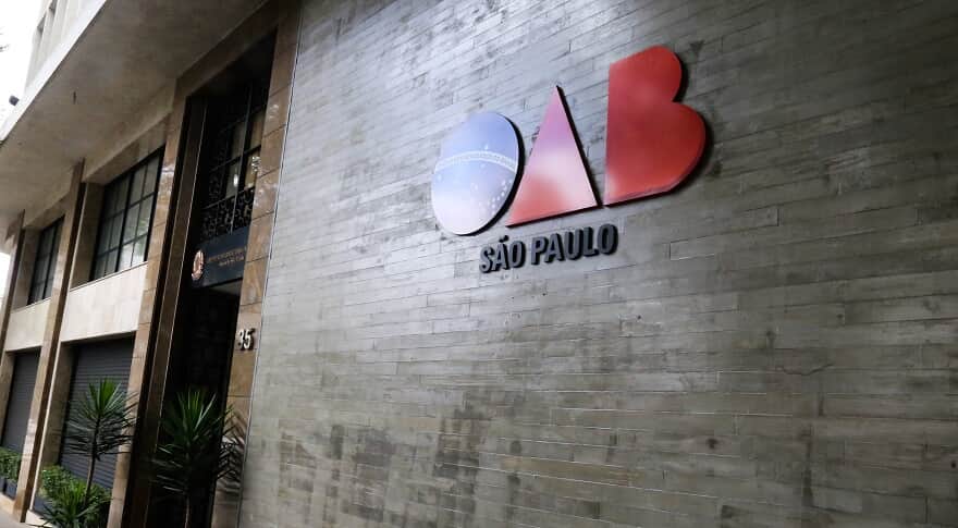 Chefe de gabinete pode advogar para servidor público, fixa TED da OAB/SP