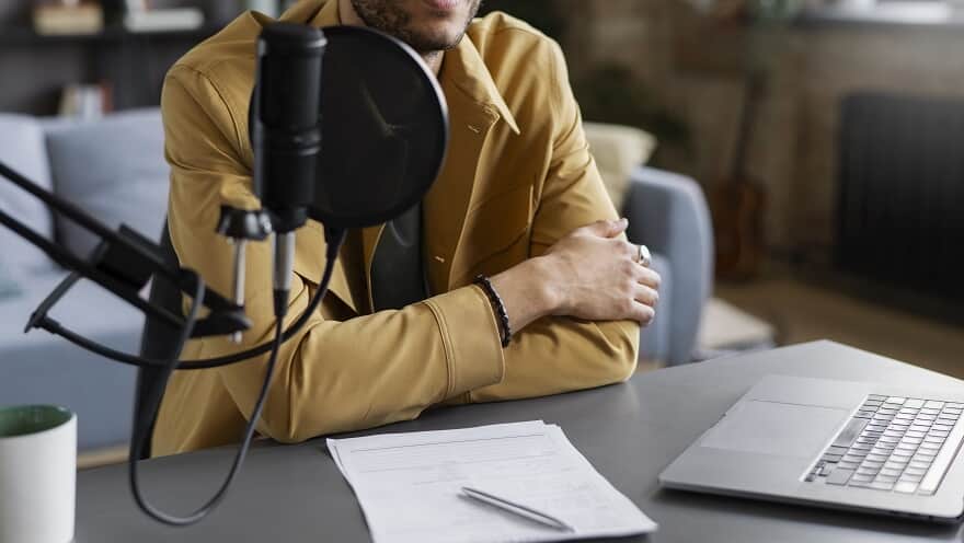 Advogado não pode participar constantemente de programa de TV ou rádio