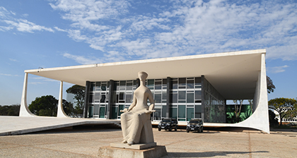 Mantida lei do RJ que autoriza ressarcimento de despesas com advogado em processo contra servidor